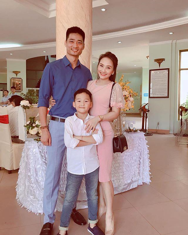 Trong một bài phỏng vấn gần đây, Bảo Thanh bộc bạch ông xã là trụ cột gia đình. Vì thế, cô không bị áp lực kinh tế, chỉ nhận những vai mình thực sự thích. Cặp uyên ương vừa kỷ niệm 9 năm ngày cưới hồi đầu năm. "Cuộc sống của tôi bây giờ bình dị, không bon chen, giành giật. Bao nhiêu năm qua, những người trong gia đình mình dù không muốn cũng vô tình bị lôi vào showbiz. Tôi muốn bảo vệ gia đình khỏi những thị phi không đáng có", 9X tâm sự về cuộc sống hiện tại.
