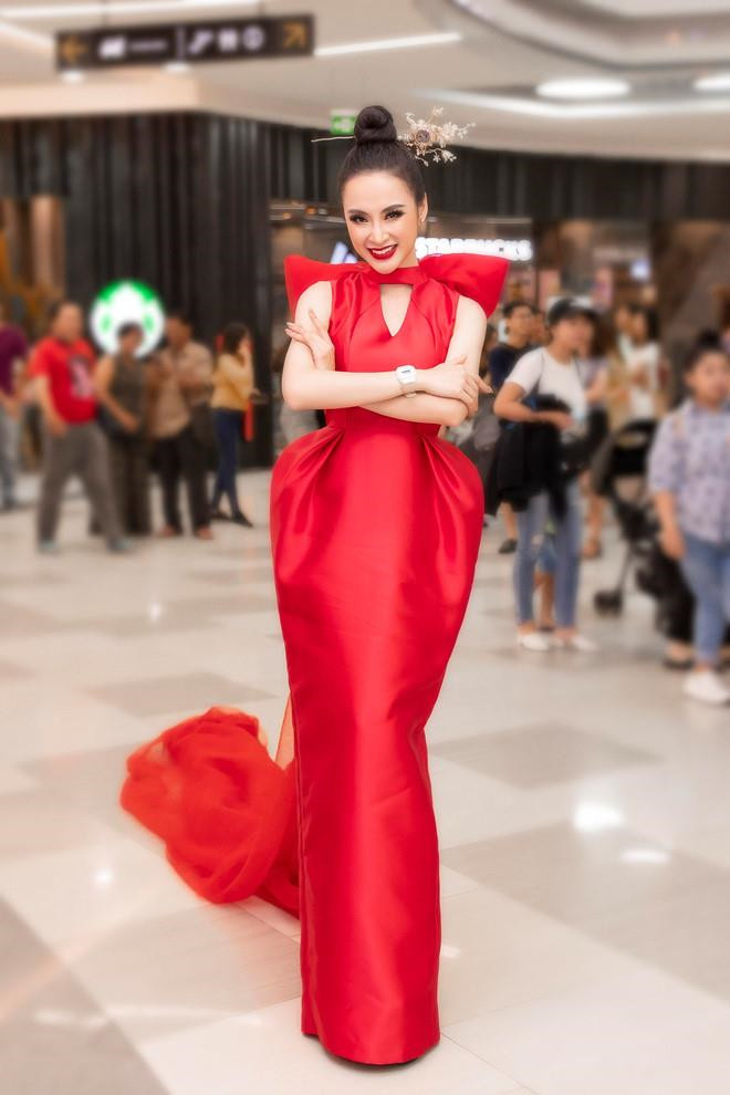 Kể cả trong lần hiếm hoi tham gia sự kiện giải trí, cô cũng chọn trang phục kín đáo. Mới đây, cô xuất hiện tại một sự kiện với bộ đầm đỏ, dáng dài đính nơ to bản phía sau lưng.