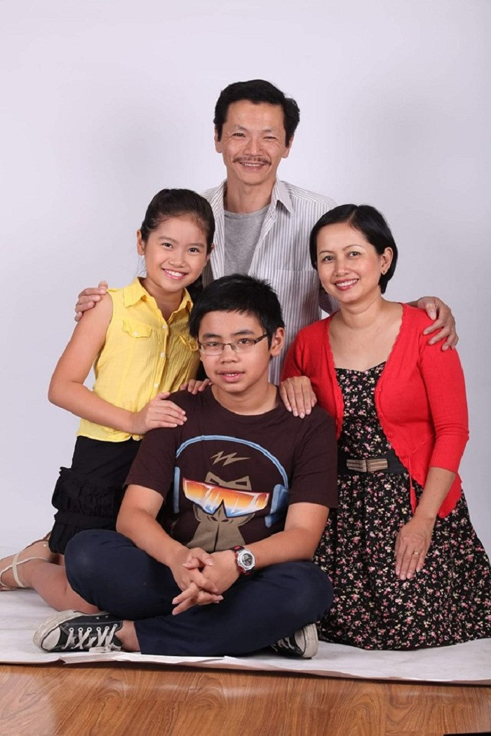 NSƯT Trung Anh từng chia sẻ cách dạy con: "Tôi với các con có thể nói chuyện thoải mái về mọi đề tài, vấn đề. Tôi không muốn con giữ khoảng cách với mình. Nếu gặp một vấn đề khó xử hoặc rắc rối nào đó, con có thể chọn cách nói với tôi hoặc nói với mẹ. Chúng tôi không phán xét, không ép buộc con phải hành động theo ý mình. Chúng tôi chỉ vạch ra những khả năng để con lựa chọn. Khi con được quyền lựa chọn thì đồng nghĩa với việc con phải chấp nhận mọi hậu quả từ sự lựa chọn đó".
