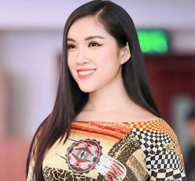 Đặng Dương Thanh Thanh Huyền (sinh năm 1996, Khánh Hòa) là cô gái được dân mạng biết đến với biệt danh "nữ MC truyền hình nóng bỏng". Trước khi trở thành gương mặt quen thuộc với khán giả, cô từng tham gia nhiều cuộc thi và lọt top 15 Hoa hậu Hoàn vũ Việt Nam 2015, Miss hình thể và Miss tài năng tại cuộc thi Miss Ngôi sao 2014.