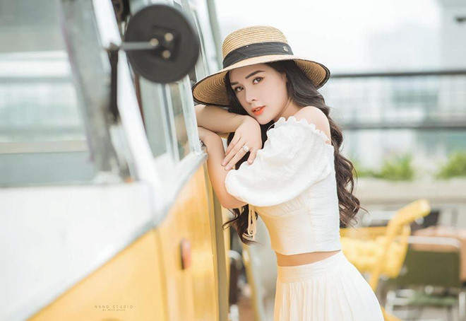 Nguyễn Thị Huyền Trang (23 tuổi, Quảng Ninh) là hot girl từng tham gia nhiều cuộc thi nhan sắc như Hoa hậu Hoàn vũ Việt Nam 2017, Top 5 Hoa hậu Đại dương 2017 và là Á hoàng trang sức 2015. Ngoài ra, người đẹp này còn tham gia cuộc thi Hoa hậu Bản sắc Việt toàn cầu 2019.