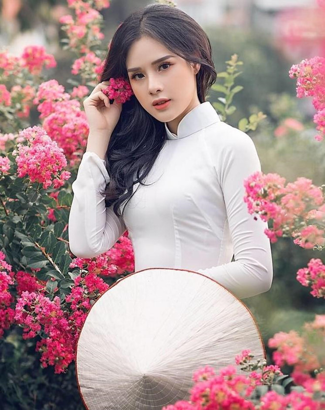 Hot girl này sở hữu nhan sắc xinh đẹp với gương mặt nhỏ nhắn, mắt to và sống mũi cao thẳng. Người đẹp Quảng Ninh nhận được nhiều lời mời quảng cáo và làm mẫu ảnh. 9X được chú ý hơn khi công khai tình cảm với cầu thủ U23 Việt Nam Trọng Đại.