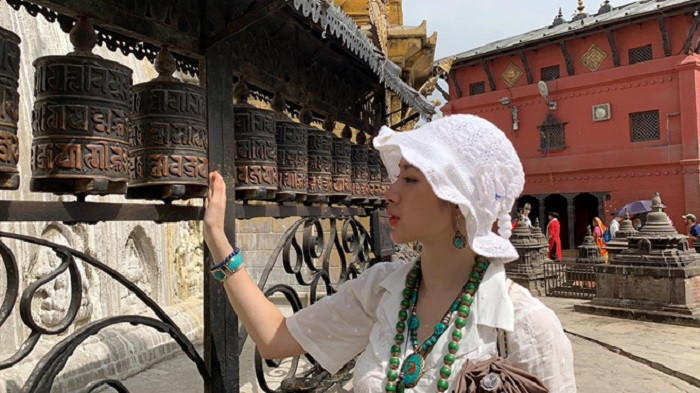 Khoảng một năm trở lại đây, cuộc sống của Angela Phương Trinh gần như thay đổi hoàn toàn so với trước. Không còn tham gia các hoạt động giải trí, cô ăn chay, đi chùa tu tập. Mới đây, nữ diễn viên chia sẻ hình ảnh lần đầu đặt chân đến miền đất Phật Nepal. Hình ảnh giản dị của cô khiến nhiều người bất ngờ.