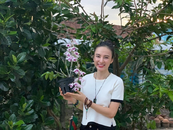 Cô quan niệm: "Ai trong chúng ta cũng phải già đi và ra đi với đôi bàn tay trắng, hỉ nộ ái ố chốn nhân gian chỉ là hương vị của cuộc sống. Ta đến từ nơi thanh tịnh, ta cũng về nơi thanh tịnh, hà cớ gì phải gom vào mình mọi thứ khi tất cả chỉ là giả tạm".
