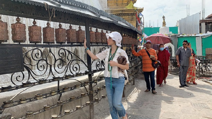 Cô tâm sự đây là chuyến đi ý nghĩa với mình khi được tham quan các thánh địa tại Nepal và khám phá nhiều điều mới. Các khán giả bày tỏ thích vẻ đẹp mộc mạc hiện tại của nữ diễn viên "Sứ mệnh trái tim".