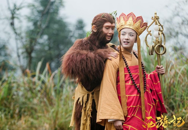 Trên phim trường, Đoàn Trí Văn dễ thương và tinh nghịch như các bạn cùng lứa tuổi. Cậu bé làm dáng cho mọi người chụp ảnh. Hay đến giờ giải lao, Đoàn Trí Văn và các bạn chăm chú nghịch điện thoại.