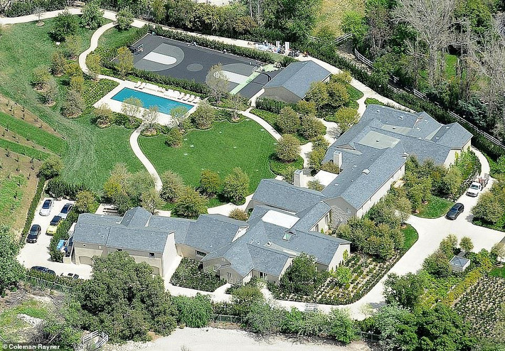 Rapper Kanye West và Kim Kardashian - cô Kim "siêu vòng ba" - mua biệt thự ở khu Hidden Hills với giá 20 triệu USD vào năm 2014. Đôi vợ chồng chuyển đến đây sinh sống vào năm 2017 sau khi dành 3 năm cải tạo căn nhà. Ảnh: Coleman-Rayner.