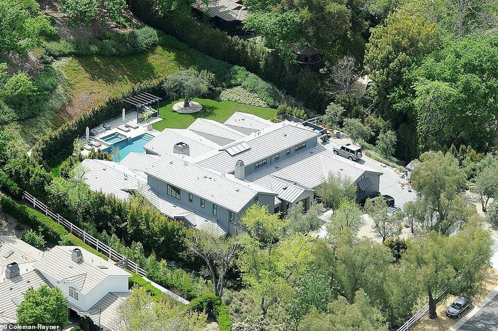 Bà mẹ Kris Jenner của chị em nhà Kardashian chuyển sang sinh sống tại biệt thự 6 phòng ngủ giá 9,9 triệu USD ở Calabasas vào tháng 12/2017. Ảnh: Coleman-Rayner.