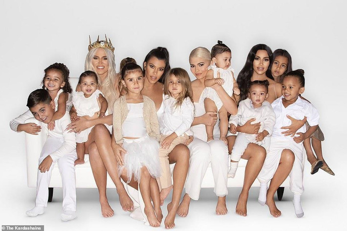 Sự gần gũi đó giúp các nhóc tì nhà Kardashian lớn lên thân thiết bên nhanh. Ảnh: Daily Mail.