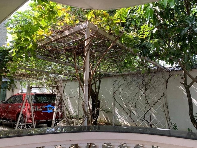 Việc tìm kiếm nhà của chị khá khó khăn vì không có địa chỉ chính xác, nhưng khi gặp một số người dân nơi đây, ai cũng cho biết ngôi nhà Việt Trinh nổi bật nhất vùng này, theo lời chỉ dẫn, nơi Việt Trinh ở cùng con trai rất lớn và rộng với cánh cổng được xây cao kiên cố và vững chắc như muốn tránh sự dòm ngó, tò mò của nhiều người xung quanh. Ngôi nhà hai mẹ con sinh sống nằm nhỏ gọn giữa một không gian vườn tược tươi tốt với nhiều loại hoa và cây ăn trái.