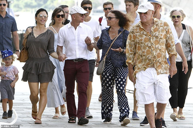 Ngay sau đó, Jeff Bezos cùng nhân tình đến Italy để du lịch Venice với vợ chồng tỷ phú Barry Diller, một người bạn thân lâu năm của ông chủ Amazon. Ảnh: MEGA.