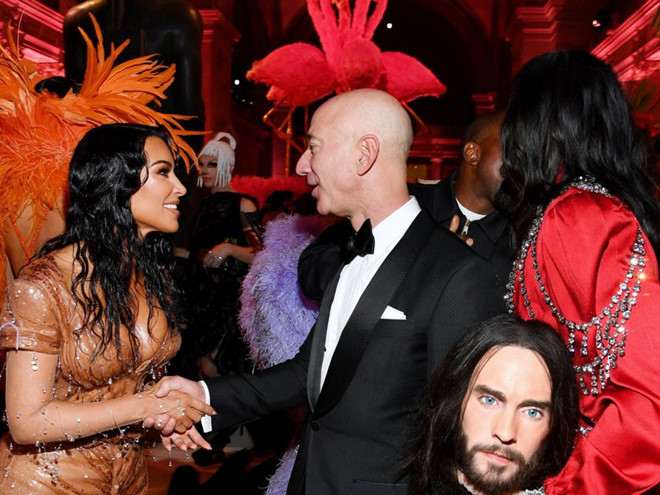 CEO Amazon bắt đầu kỳ nghỉ hè của mình khá sớm khi tham dự chương trình Met Gala vào tháng 5/2019. Tại đây, ông đã gặp gỡ và trò chuyện với Kim Kardashian và nam diễn viên Jared Leto. Ảnh: Getty.