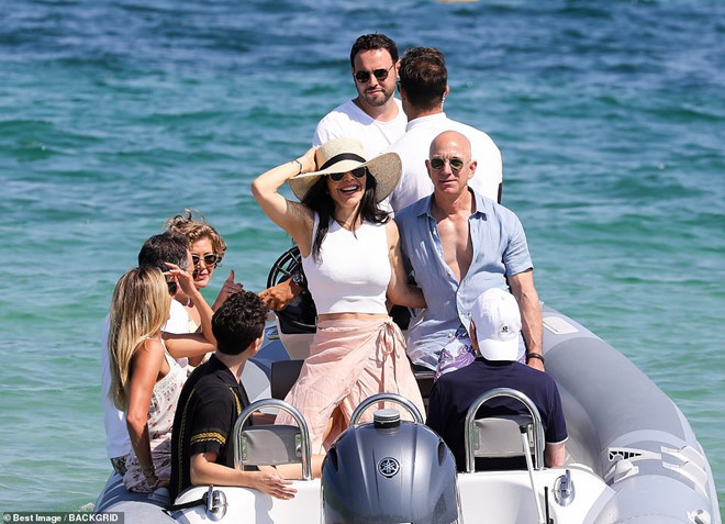 Kể từ lúc đó, Jeff Bezos và Lauren Sanchez cùng nhau du lịch khắp nơi. Đầu tháng 8/2019, họ tiệc tùng cùng "ông trùm" ngành giải trí David Geffen trên chiếc du thuyền xa hoa ở ngoài khơi Tây Ban Nha. Ảnh: Best Image.