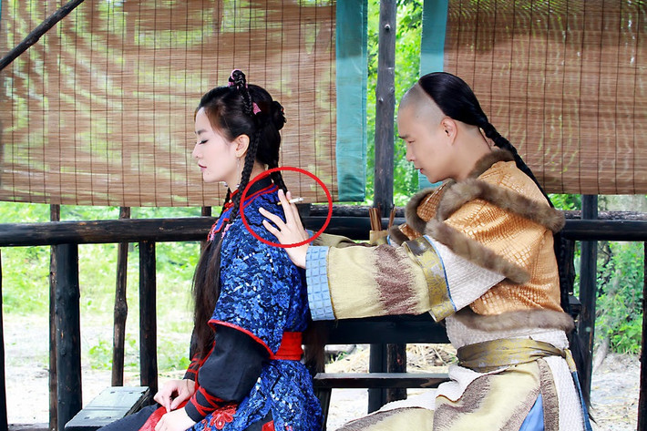 Thêm một lỗi cực kỳ hài hước chính là điếu thuốc lá mà nam diễn viên vẫn kẹp ở tay. Nhiều người thắc mắc rằng sao Hà Thịnh Minh không đợi quay xong rồi hút? Cũng có người bình luận: "Có lẽ anh ấy đang tạo ra cảm giác khói bay mù mịt để thể hiện rằng nội công anh ấy thâm hậu".