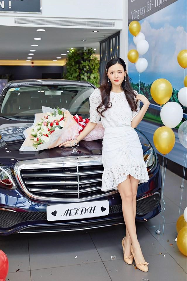 Sau nhiều năm hoạt động nghệ thuật và thành công trong lĩnh vực kinh doanh, Midu mới đây lại tiếp tục mua thêm xế hộp mới, sang chảnh. "Chào mừng em về đội của chị", hot girl hào hứng viết trên trang cá nhân khi khoe ảnh chụp chiếc xe mới tậu.
