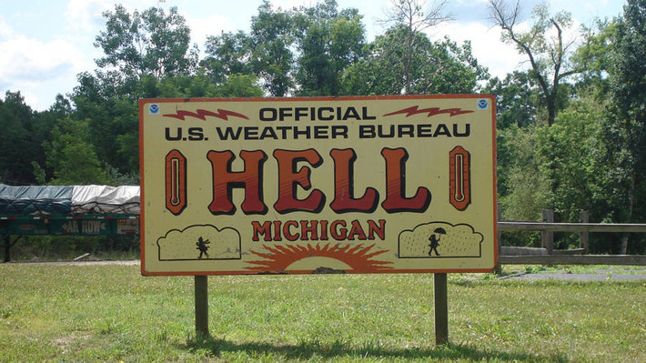 Địa ngục, Michigan, Mỹ Thị trấn nhỏ ở miền Trung Tây nước Mỹ này có lẽ là bản sao của địa ngục bởi những hình ảnh, chủ đề về một thị trấn đầy những trò chơi ma quỷ, trang trí Halloween quanh năm trong một phong cảnh nông thôn đáng yêu. Du khách đến đây sẽ ghé thăm nơi cung cấp giấy chứng tử và bưu thiếp bị cháy xém, sân golf mini được mô phỏng theo nơi ở của Satan, họ cũng có thể mua những món quà lưu niệm thú vị từ những chiếc áo hoodie của Hell Go cho đến những chiếc cốc cà phê được vẽ những chiếc sừng quỷ. Hoặc ghé vào hokey gelato parlor Kem Scream trong đó họ phục vụ muỗng trong quan tài thu nhỏ.