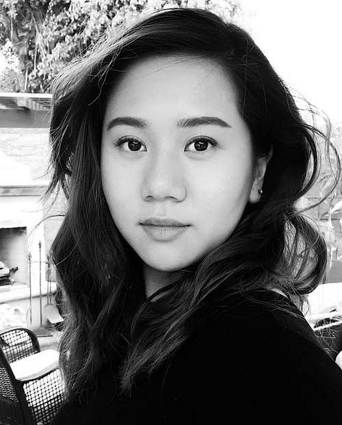 Yenli có đam mê đặc biệt với âm nhạc. Cô từng giành được bằng khen của trường THPT về thành tích trong lĩnh vực âm nhạc. Yenli cũng là nhạc công violin trong dàn nhạc của trường. Vì sợ sự nổi tiếng sớm sẽ ảnh hưởng đến các con nên phải tới khi Yenli tốt nghiệp THPT, MC Kỳ Duyên mới “khoe” về 2 cô con gái xinh đẹp với công chúng. Chính vì thế nên dù Yenli từng xuất hiện trong chương trình Thúy Nga Paris by night số 121 với tư cách nhạc công, song khán giả không ai biết cô là con của MC Kỳ Duyên.