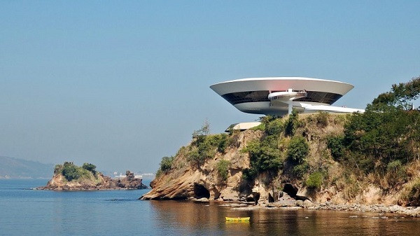 7. Bảo tàng nghệ thuật đương đại Niteroi Bảo tàng nằm trên vách đá ở vịnh Guanabara, được thiết kế vào năm 1996 bởi một trong những kiến trúc sư nổi tiếng nhất của Brazil, Oscar Niemeyer. Được thiết kế như một tòa nhà nổi lên từ mặt nước, bảo tàng có hình dạng một chiếc đĩa bay. Du khách sẽ phải đi qua đoạn đường dài 98 mét để vào bảo tàng.