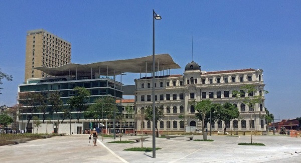 10. Bảo tàng nghệ thuật Rio (Museu de Arte do Rio) Được thiết kế bởi Bernardes + Jacobsen Architecture vào năm 2013, ý tưởng của dự án là kết nối ba tòa nhà hiện có (cung điện Palacete Dom João, tòa nhà cảnh sát và trạm xe buýt trung tâm cũ của Rio) với những tính năng khác nhau trở thành một bảo tàng nghệ thuật và không gian văn hóa. Điều đặc biệt của dự án là một thiết kế mái nhà nhấp nhô đơn giản nhưng rất đáng chú ý, có thể nhìn thấy từ khoảng cách xa.