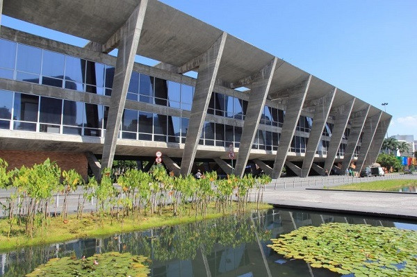 5. Bảo tàng nghệ thuật hiện đại (Museu de Arte Moderna do Rio de Janeiro) Tòa nhà bảo tàng hiện đại được thiết kế bởi Afonso Eduardo Reidi, nằm trong công viên Flamengo. Các cột bê tông khổng lồ hình chữ V hướng ra ngoài và nối lại bên trên tòa nhà. Khung cấu trúc này giúp tòa nhà không cần cột chống và tạo ra một không gian thư viện liền mạch.