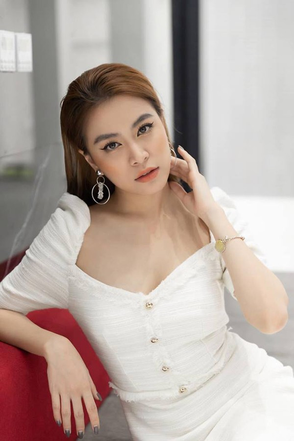 12 năm qua, Hoàng Thùy Linh đã vượt qua được những khó khăn và chiều 16/4, cô chính thức trở lại màn ảnh nhỏ qua bộ phim "Mê cung". Trong cuộc họp báo ra mắt phim, Hoàng Thùy Linh không ngăn được những giọt nước mắt. Cô bày tỏ sự khó khăn khi quay trở lại và điều đặc biệt, Hoàng Thùy Linh sẽ đóng cặp với diễn viên Hồng Đăng, người từng vào vai người yêu trong phim "Nhật ký Vàng Anh" cùng cô cách đây 12 năm. Dù khó khăn khi quay lại phim ảnh, Hoàng Thùy Linh vẫn hạnh phúc: "Khi nhận lời mời tham gia "Mê cung", tôi hỏi ngay đạo diễn người đóng chung với mình là Hồng Đăng. Đó thực sự là tin vui và bất ngờ đối với tôi vì rất lâu rồi tôi không gặp lại Hồng Đăng".