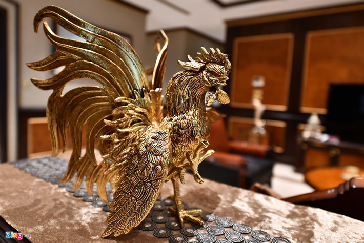 Căn hộ được chú ý đến những chi tiết nhỏ nhất bên trong nội thất để tạo dấu ấn trong phong cách thiết kế. Căn hộ rộng 232 m2 giúp tạo một không gian sống thoải mái cho gia chủ, và được ví như một "căn biệt thự ở trên cao".