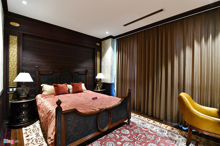 Căn hộ được chú ý đến những chi tiết nhỏ nhất bên trong nội thất để tạo dấu ấn trong phong cách thiết kế. Căn hộ rộng 232 m2 giúp tạo một không gian sống thoải mái cho gia chủ, và được ví như một "căn biệt thự ở trên cao".