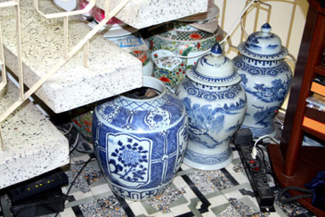 Nam danh hài có nhiều món đồ cổ đến mức phải để dưới gầm cầu thang.