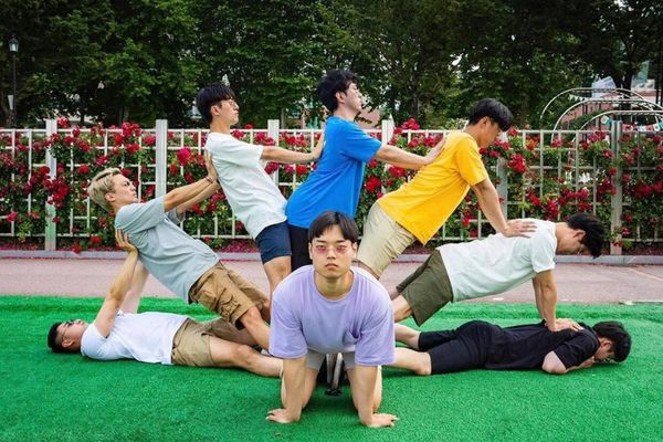 Với lực lượng đông như vậy, chúng ta không nên dàn hàng ngang để chụp, mà hãy sáng tạo hơn như… vòng cung nè, xếp lớp trước sau nè, phong cách… bàn thờ nè.
