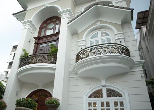 Nhìn tổng quan, ngôi nhà mang phong cách bán cổ điển với sắc trắng sang trọng. Ngôi nhà dát vàng trị giá khoảng 300 tỷ đồng của hoa hậu kiêm ảo thuật gia Ngô Mỹ Uyên xuất hiện trong nhiều bức ảnh của người đẹp.
