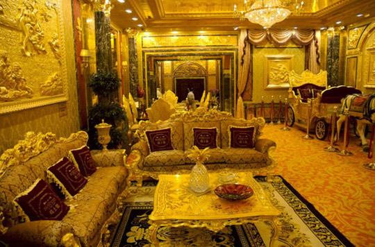 Phòng khách nhà Ngô Mỹ Uyên gây ấn tượng bởi sắc đỏ phủ lên nội thất sang trọng, đắt tiền. Rất nhiều vật trang trí được trưng bày tại đây.