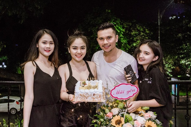Mới đây, nhạc sĩ Tú Dưa chia sẻ đoạn tin nhắn trò chuyện của anh với bà xã là ca sĩ Lam Trang về cách nuôi dạy, đối xử với hai con gái riêng của anh trên trang cá nhân. Nam ca sĩ xin lỗi vợ khi đăng tải cuộc nói chuyện riêng tư trên mạng xã hội vì muốn chia sẻ với người hâm mộ, những điều mà bà xã nghĩ và làm với các con anh với lý do "có thể mang lại một vài điều gì đó với những gia đình có hoàn cảnh giống nhà mình".