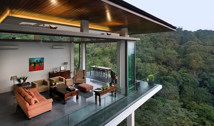 Căn biệt thự nằm trên sườn của khu bảo tồn rừng. Nhóm thiết kế nghiên cứu và thiết kế căn biệt thự 3 tầng xây dựng dựa trên điều kiện môi trường và địa hình.