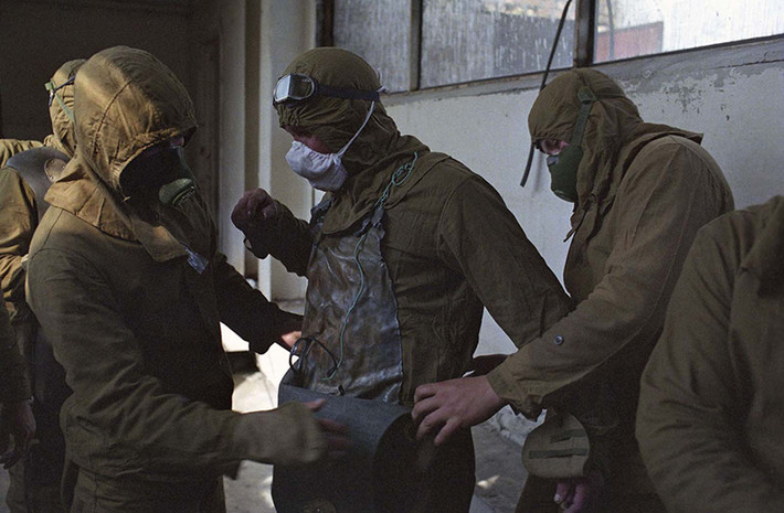 Phần lớn những người dọn dẹp phóng xạ ở Chernobyl là lính dự bị tuổi từ 35 - 40 hoặc những người đang thực hiện nghĩa vụ quân sự thuộc các đơn vị bảo vệ hóa học. Quân đội không có trang phục phù hợp cho môi trường phóng xạ nên những người đăng ký dọn dẹp chất phóng xạ trên mái lò phản ứng và các khu vực có mức độ phóng xạ cao phải tự trang bị những bộ quần áo dày từ 2 - 4 mm.