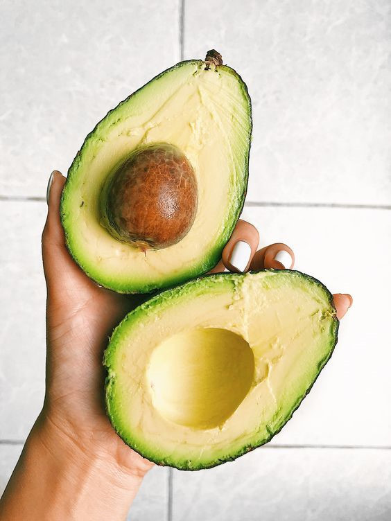 Các chất béo có lợi trong quả bơ giúp tăng độ ẩm cho da và tóc. Ngoài ra, trong quả bơ còn có omega-3 và biotin giúp chất lượng tóc được cải thiện hơn. Chính vì vậy, tinh chất chiết xuất từ quả bơ thường được sử dụng trong rất nhiều các sản phẩm chăm sóc tóc. Ảnh: GQ.