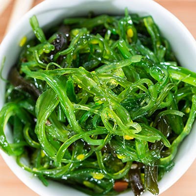 Đã có nhiều nghiên cứu cho thấy rong biển giống như một loại thực phẩm 'tăng lực' tự nhiên dành cho tóc. Trong rong biển có chứa các acid giúp đào thải độc tố và cả các chất gây ung thư. Chính vitamin A, B và biotin là những thành phần quan trọng giúp tóc mọc nhanh hơn. Ảnh: Pinterest.