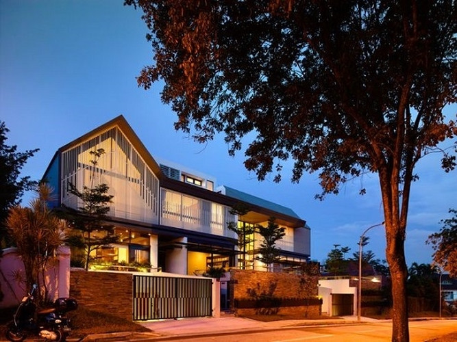 Không gian riêng biệt: Sống trong một căn nhà rộng lớn, có mặt tích cực riêng: đó là các gia đình nhỏ của các thế hệ với nhiều sở thích hay phong cách khác nhau có thể sống chung với nhau mà vẫn có được không gian riêng tư.