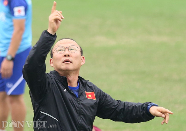 Nhiệm vụ của ông còn nặng nề hơn, khi SEA Games đang đến gần. Với việc liên đoàn bóng đá Đông Nam Á đang xem xét bổ sung 2 cầu thủ trên 23 tuổi tham gia SEA Games, tuyển Việt Nam đang đứng trước cơ hội vô địch. Đối thủ truyền kiếp là Thái Lan rất khó gọi các cầu thủ mạnh nhất của họ về tập trung vì SEA Games không thuộc hệ thống FIFA day.