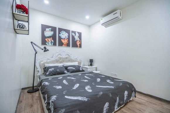 Hai phòng ngủ với hai phong cách khác nhau trong căn nhà.