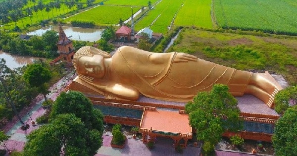 Toàn bộ tượng và bệ cũng được sơn phủ sơn son thiếp vàng. Đây cũng chính là tượng Phật nằm ngoài trời lớn nhất Việt Nam. Ngôi chùa có một vị thế rất vững chắc trong đời sống xã hội và tâm thức của người Khmer Nam Bộ nên nhiều du khách tới đây chỉ mong được chạm vào tượng Phật lấy may.