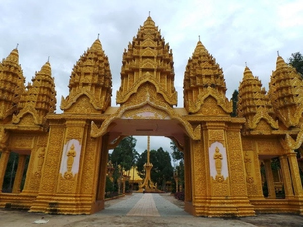 Ngôi chùa mang phong cách kiến trúc Angkor, một kiến trúc đặc trưng của người Campuchia. Ngôi chánh điện chùa Vàm Ray có 4 cổng, cổng chính quay mặt về hướng đông theo như các chùa Khmer nam Bộ.