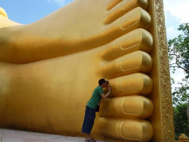 Chạm vào tượng Phật lấy may.