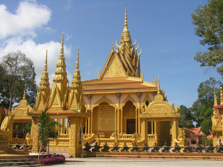 Bên trong chính điện được trang hoàng lộng lẫy với những bức tranh tường nhiều màu sắc, đậm chất văn hóa Khmer. Chủ để xuyên suốt của các tác phẩm là cuộc đời Đức Phật và giáo lý của nhà Phật. Đỉnh cao nghệ thuật của chùa Vàm Ray thể hiện ở những họa tiết độc đáo nơi mái vòm, tường, các hàng cột và cầu thang, như tượng đầu vị thánh bốn mặt Maraprum, nữ thần Kayno nửa người nửa chim, chim thần Marakrit…