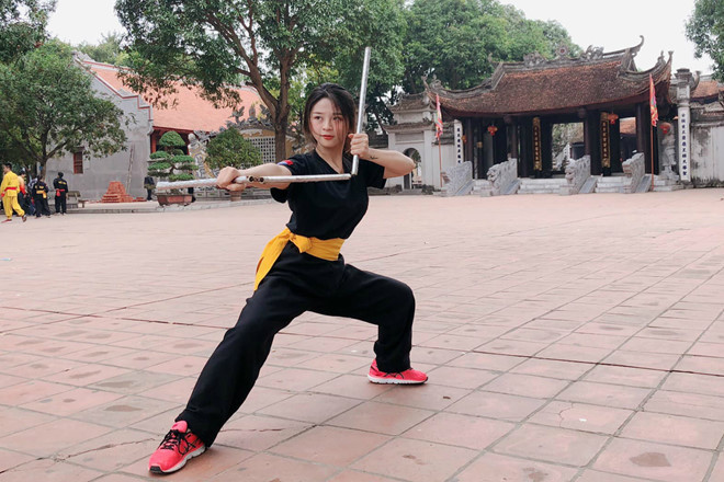 Trần Thị Hậu (sinh năm 1999, Quảng Ninh) gây chú ý trong cộng đồng mạng với clip múa côn nhị khúc đẹp mắt trên đường phố hồi 2017. 9X được dân mạng ưu ái gọi là "hot girl côn nhị khúc". Chia sẻ với Zing.vn, Trần Hậu cho biết cô học võ từ năm 15 tuổi. Cô còn tập võ Vovinam, kick-boxing và gym.