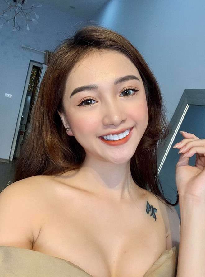 Trên trang cá nhân, Linh Thỏ thường đăng những tấm hình liên quan đến công việc mẫu ảnh. Thỉnh thoảng, 9X khoe khoảnh khắc tình cảm bên bạn trai. Cô cùng với Trương Hoàng Mai Anh, Linh Kiu, Diệu Linh được đánh giá là những gương mặt lookbook đắt show ở Hà thành vào thời điểm hiện tại.