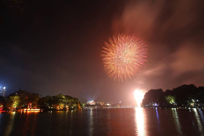 Tại Hà Nội, rất đông người dân tập trung tại Hồ Gươm để xem pháo hoa chào năm mới.
