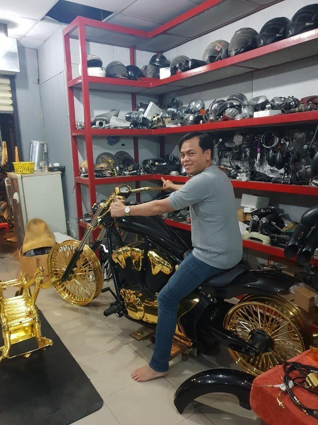 Ngoài số vàng “khủng” trên, vị đại gia này còn sở hữu một dàn siêu xe rất có giá trị cùng nhiều khối tài sản khác.