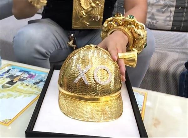 Mới đây, vị đại gia mê vàng này lại khiến dân tình một lần nữa trầm trồ khi ’tậu’ thêm cho mình chiếc mũ bằng vàng. Anh Phúc XO cho biết, chiếc mũ nặng 2kg, được thiết kế riêng vừa với kích cỡ đầu của anh và được đặt làm cách đây 7 tháng.