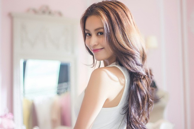 Hoàng Thùy Linh là 1 trong số những nữ ca sĩ xinh đẹp, tài năng và giàu có của showbiz Việt. Dù vấp phải 1 sự cố khá lớn vào năm 18 tuổi song nữ ca sĩ đã mạnh mẽ đứng dậy để tiếp tục sống với đam mê nghệ thuật.