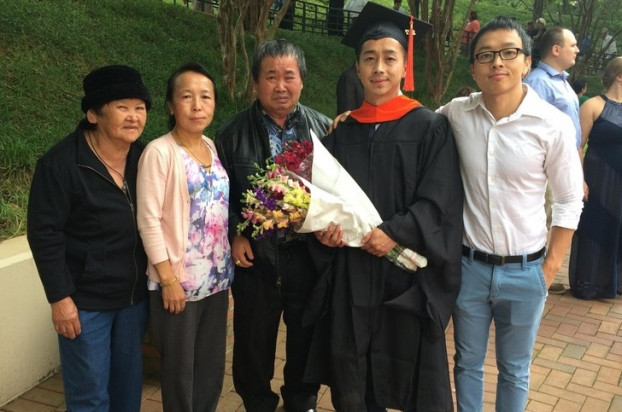 5. Em trai tôi là người đầu tiên trong nhà tốt nghiệp Thạc sĩ, bố tôi không thể kìm được nước mắt